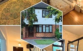 Charming And Cosy London Home, Garden, Parking & Family Fun