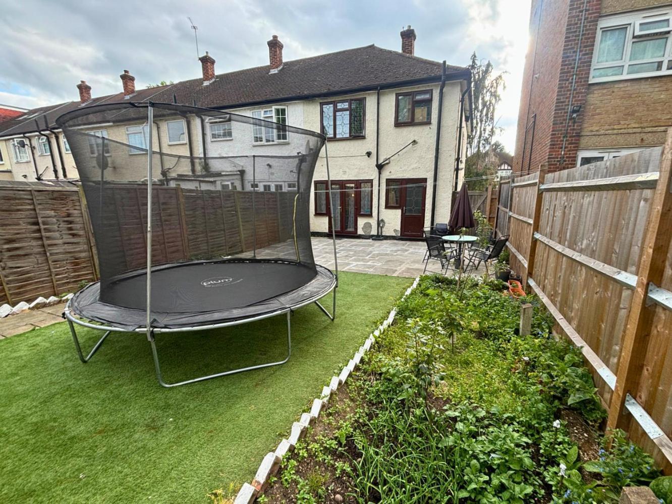Charming And Cosy London Home, Garden, Parking & Family Fun Mitcham Exterior photo